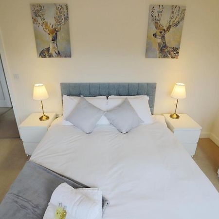 Easytravel Luxury Nec/Airport 3 Beds House Apartment Birmingham Bagian luar foto