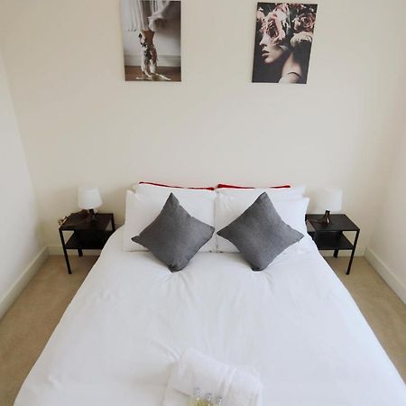 Easytravel Luxury Nec/Airport 3 Beds House Apartment Birmingham Bagian luar foto