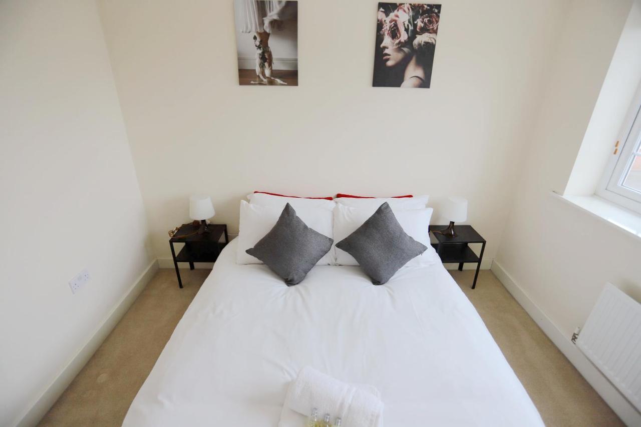 Easytravel Luxury Nec/Airport 3 Beds House Apartment Birmingham Bagian luar foto